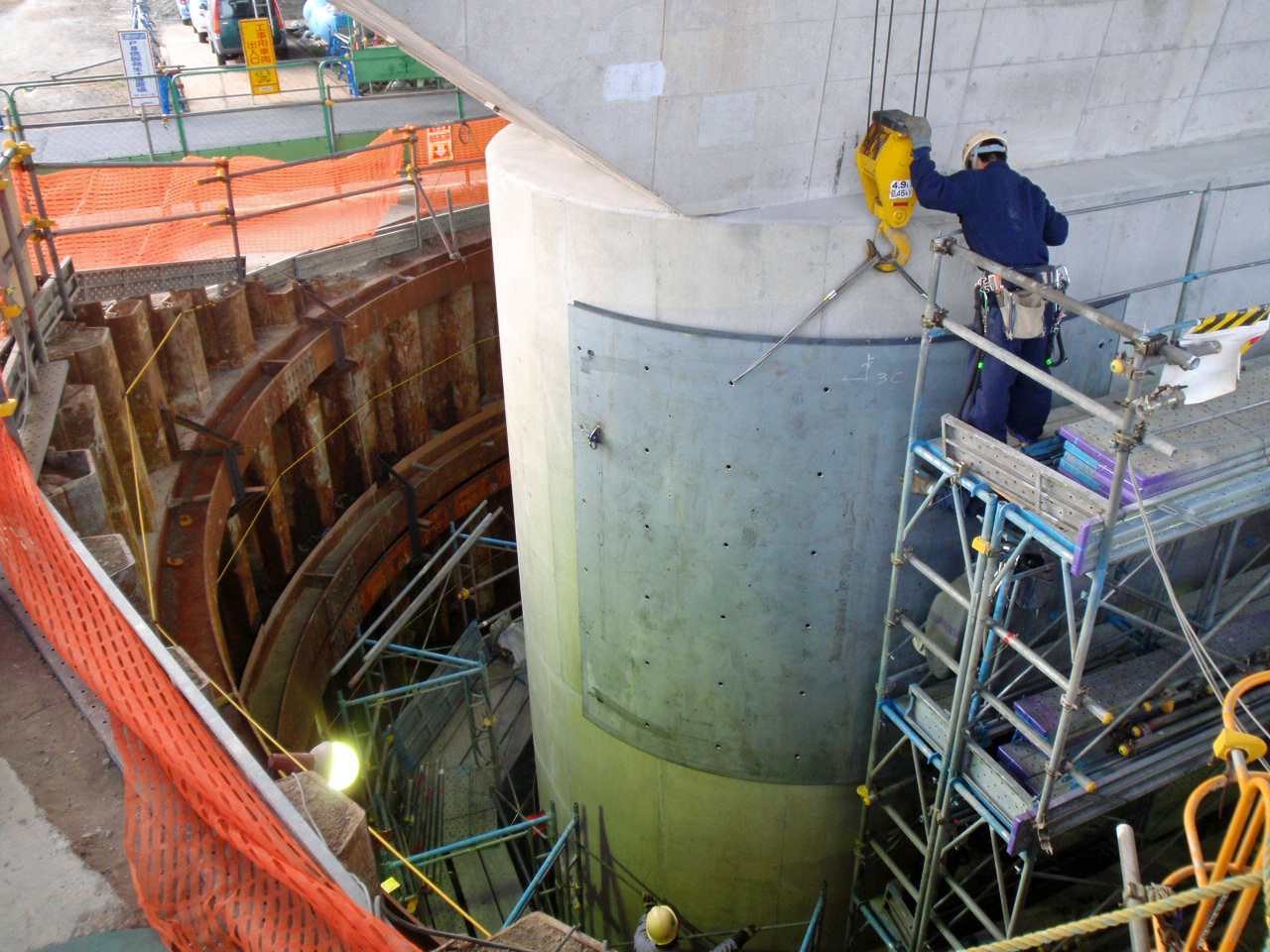 新宿線荒川橋脚補強工事　鋼板巻立